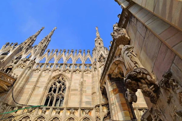 Dach Katedra (Duomo di Milano w Mediolanie) — Zdjęcie stockowe