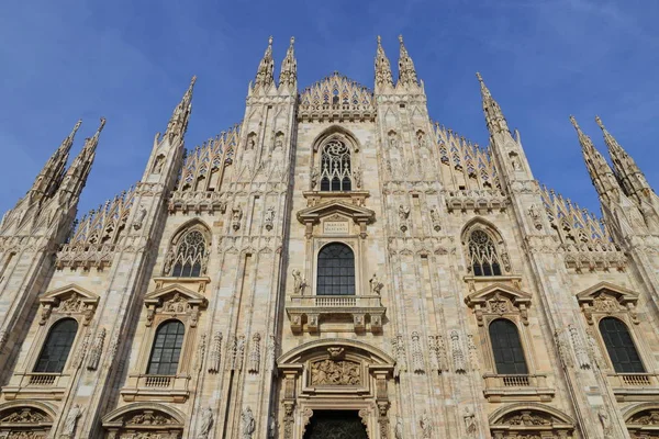 La famosa Catedral de Milán (Duomo di Milano) en Milán, Italia . — Foto de Stock