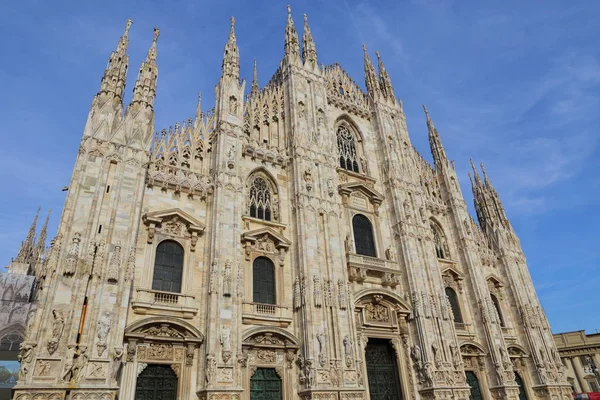 La famosa Catedral de Milán (Duomo di Milano) en Milán, Italia . — Foto de Stock