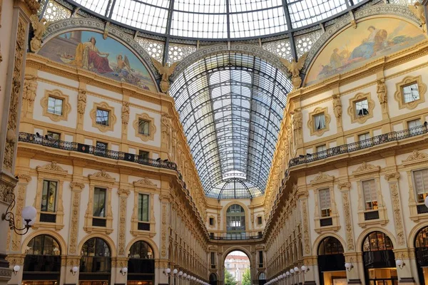alışveriş alışveriş merkezi olan Galleria Vittorio Emanuele, Milano, İtalya