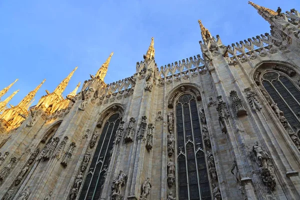 La famosa Catedral de Milán (Duomo di Milano) en Milán, Italia . — Foto de Stock