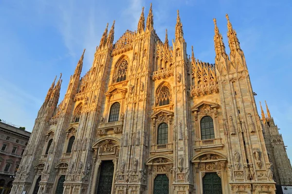 Знаменитый Миланский собор (Duomo di Milano) в Милане, Италия . — стоковое фото