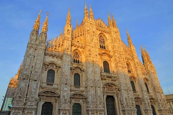 A famosa Catedral de Milão (Duomo di Milano) em Milão, Itália . — Fotografia de Stock