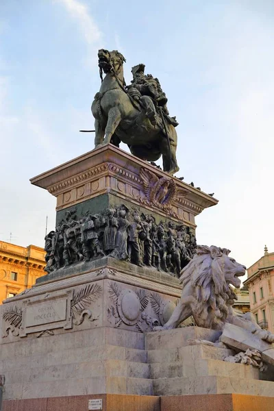 Památník Viktor Emanuel Ii na Piazza del Duomo milan — Stock fotografie
