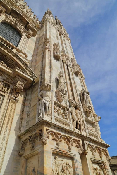 ミラノ、イタリアで有名なミラノ大聖堂 (ミラノのドゥオーモ). — ストック写真