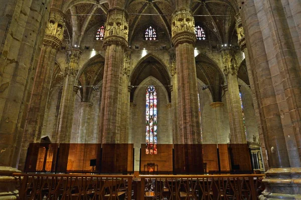 Интерьер Миланского собора (Duomo di Milano) в Милане, Италия . — стоковое фото