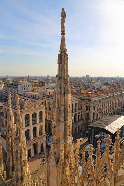O telhado da Catedral de Milão (Duomo di Milano ) — Fotografia de Stock