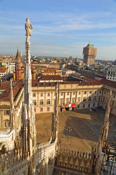 O telhado da Catedral de Milão (Duomo di Milano ) — Fotografia de Stock