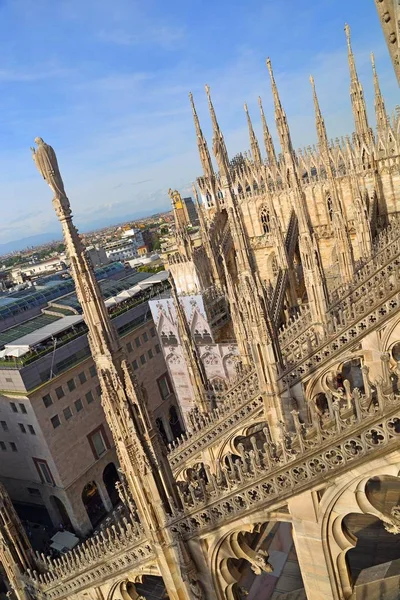 O telhado da Catedral de Milão (Duomo di Milano ) — Fotografia de Stock