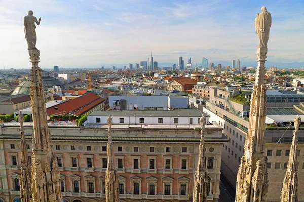 O telhado da Catedral de Milão (Duomo di Milano ) — Fotografia de Stock