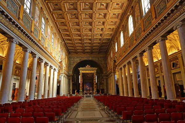 Внутри храма Санта-Мария-Маджоре в Риме, Италия
