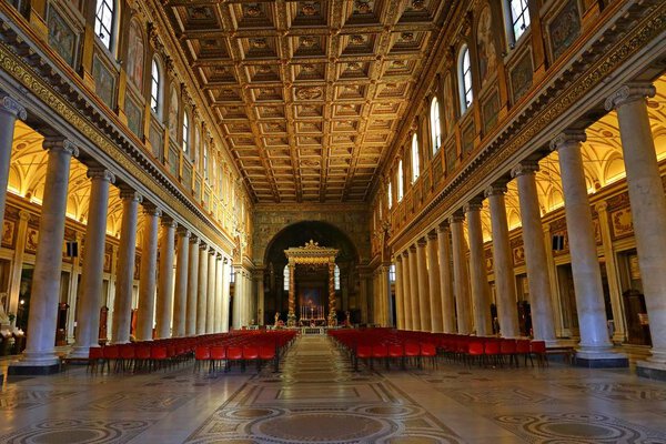 Внутри храма Санта-Мария-Маджоре в Риме, Италия
