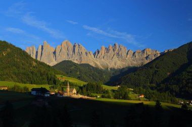 Santa Magdalena köyün önünde Dolomites grubu, Val di Funes, İtalya, 
