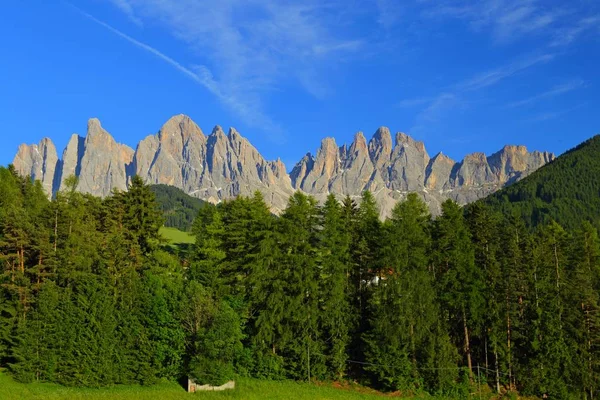 Pueblo de Santa Magdalena frente al Grupo Dolomitas, Val di Funes, Italia , — Foto de Stock