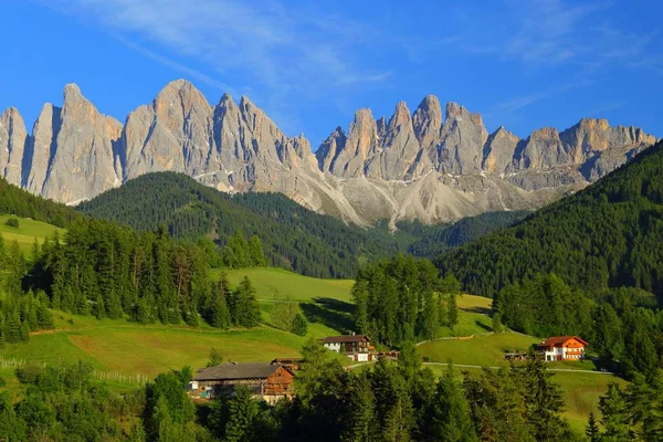 Pueblo de Santa Magdalena frente al Grupo Dolomitas, Val di Funes, Italia , — Foto de Stock