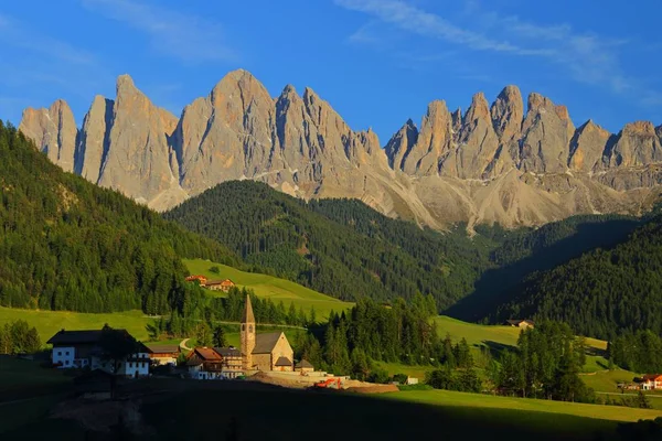 Pueblo de Santa Magdalena frente al Grupo Dolomitas, Val di Funes, Italia , — Foto de Stock