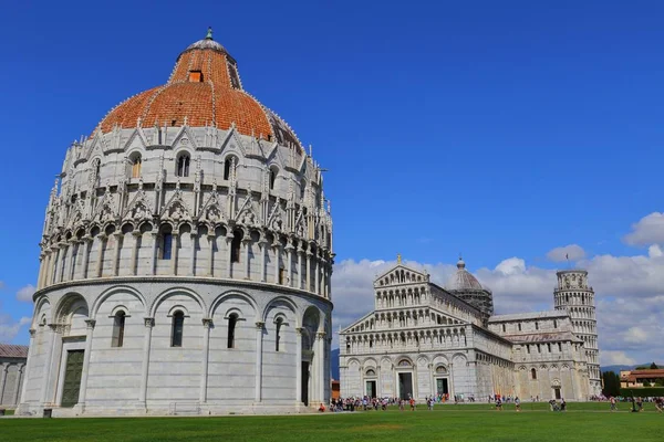 Pisa ve Pisa Cathedral İtalya Leaning Tower. 