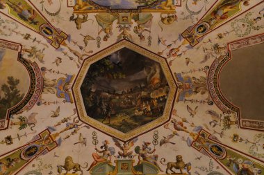 Floransa, İtalya 'da Uffizi galerisinin tavanında fresk