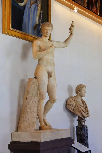 Heykel Uffizi Galerisi 'nde (Galleria degli Uffizi) sergileniyor, Floransa, İtalya — Stok fotoğraf