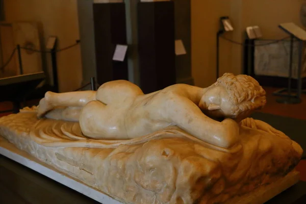 Escultura expuesta en la Galería de los Uffizi (Galleria degli Uffizi), Florencia, Italia — Foto de Stock