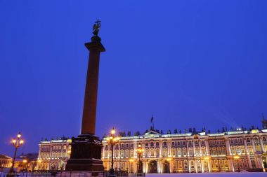 Kış Saray Meydanı ve Alexander sütun üzerinde Angel