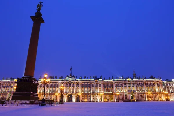 Kış Saray Meydanı ve Alexander sütun üzerinde Angel