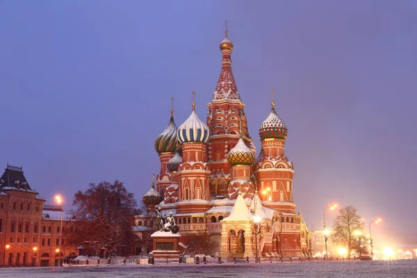 在莫斯科红场的圣罗勒大教堂 冬夜照明 — 图库照片