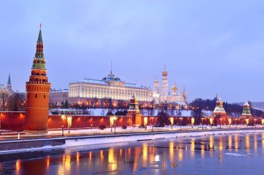 Moskova Kremlin ile aydınlatma, arabalar yolda kışın, Rusya Federasyonu