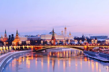Moskova Kremlin ile aydınlatma, arabalar yolda kışın, Rusya Federasyonu