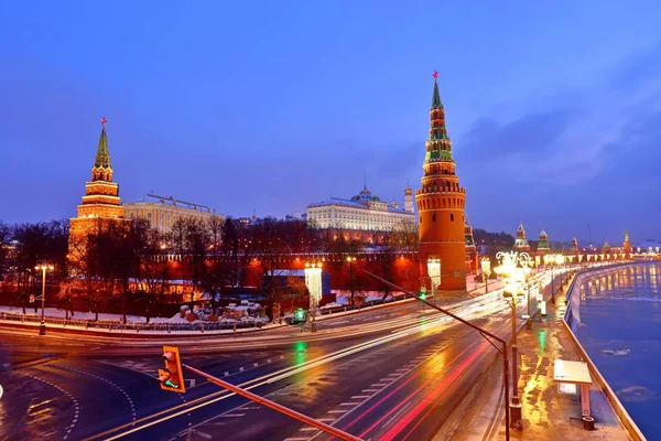 Moskauer Kreml Mit Beleuchtung Der Autos Auf Der Straße Winter — Stockfoto