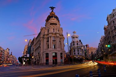 Calle de Alcala ve Gran Via 'daki şehir manzarası Madrid, İspanya ve Avrupa' daki ana alışveriş caddesi..