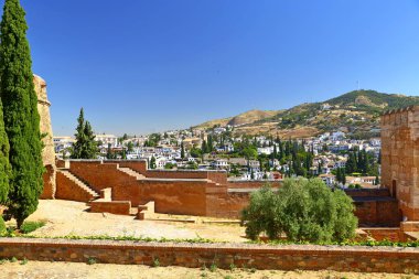 Granada 'nın tarihi bölümü, Endülüs, İspanya, Alhambra' nın tepesinden görülüyor.