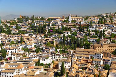 Granada 'nın tarihi bölümü, Endülüs, İspanya, Alhambra' nın tepesinden görülüyor.