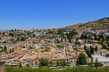 Granada 'nın tarihi bölümü, Endülüs, İspanya, Alhambra' nın tepesinden görülüyor.