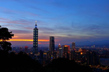 Taipei 'nin modern şehri, geceleri binaların manzarası Tayvan' ın başkentine bakıyor..