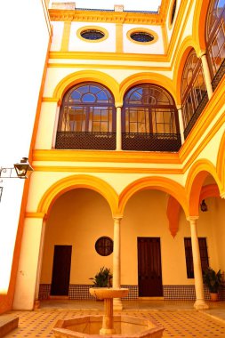 Dünyanın en eski kullanılan saraylarından biri olan Sevilla İspanya 'nın Gerçek Alcazar' ı, 11. yüzyılın sonundan günümüze kadar, 