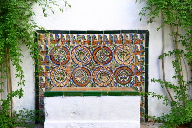 Dünyanın en eski kullanılan saraylarından biri olan Sevilla İspanya 'nın Gerçek Alcazar' ı, 11. yüzyılın sonundan günümüze kadar, 