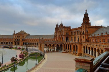 Maria Luisa Park, Seville, İspanya 'da Güzel Mimari Plaza de Espana (İspanya Meydanı) manzarası.