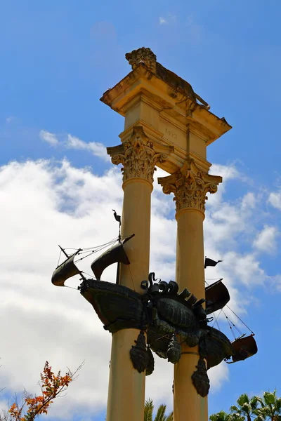 Monumento Cristóbal Colón Decorado Con Proa Dos Barcos León Jardín —  Fotos de Stock