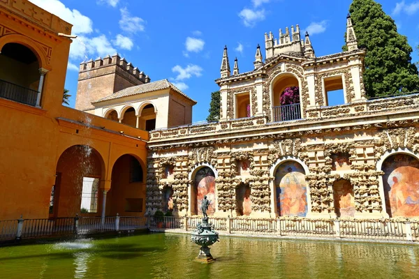 Dünyanın en eski kullanılan saraylarından biri olan Sevilla İspanya 'nın Gerçek Alcazar' ı, 11. yüzyılın sonundan günümüze kadar, 