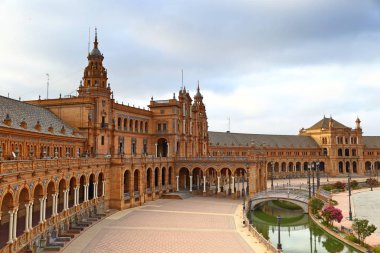 Maria Luisa Park, Seville, İspanya 'da Güzel Mimari Plaza de Espana (İspanya Meydanı) manzarası.