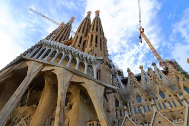 La Sagrada Familia Katedrali. Mimar Antonio Gaudi tarafından tasarlandı ve 1882 'den beri insanların bağışlarıyla inşa ediliyor.