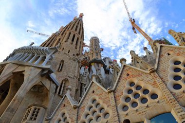 La Sagrada Familia Katedrali. Mimar Antonio Gaudi tarafından tasarlandı ve 1882 'den beri insanların bağışlarıyla inşa ediliyor.