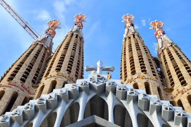 La Sagrada Familia Katedrali. Mimar Antonio Gaudi tarafından tasarlandı ve 1882 'den beri insanların bağışlarıyla inşa ediliyor.