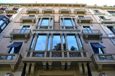 Barselona, İspanya 'da örnek binalarla sokak manzarası 