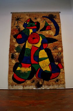  Joan Miro onuruna İspanya 'nın Barcelona kentindeki Montjuic tepesinde bulunan bir modern sanat müzesi olan Fundacio Joan Miro' daki sanat koleksiyonları.