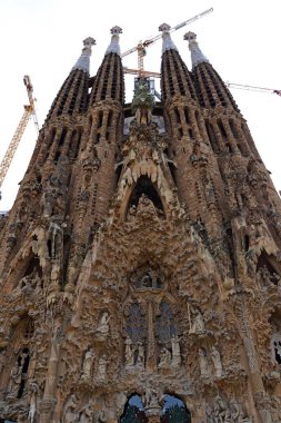La Sagrada Familia Katedrali. Mimar Antonio Gaudi tarafından tasarlandı ve 1882 'den beri insanların bağışlarıyla inşa ediliyor.