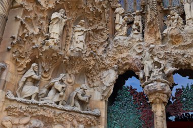 La Sagrada Familia Katedrali. Mimar Antonio Gaudi tarafından tasarlandı ve 1882 'den beri insanların bağışlarıyla inşa ediliyor.