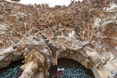 La Sagrada Familia Katedrali. Mimar Antonio Gaudi tarafından tasarlandı ve 1882 'den beri insanların bağışlarıyla inşa ediliyor.