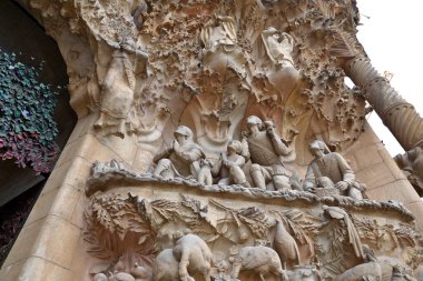 La Sagrada Familia Katedrali. Mimar Antonio Gaudi tarafından tasarlandı ve 1882 'den beri insanların bağışlarıyla inşa ediliyor.